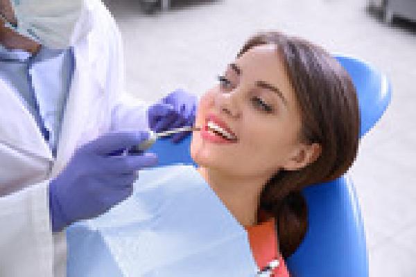  Implantat + Aufbautätigkeit